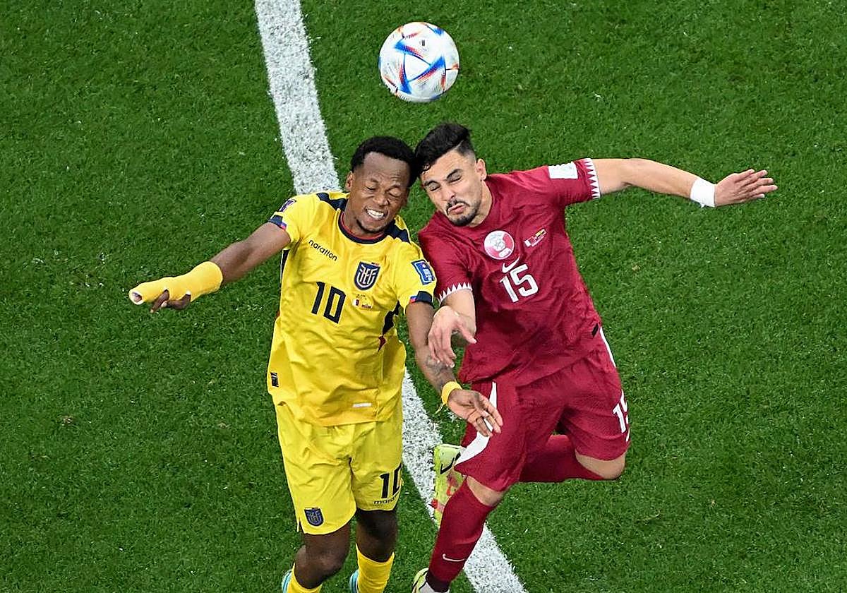 A la izquierda, Romario Ibarra, disputa un balón con la camiseta de Ecuador en el Mundial de Qatar.