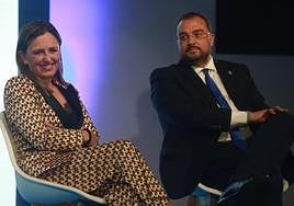 María Calvo, sonríe, en presencia del presidente del Principado, poco antes de pronunciar su discurso.