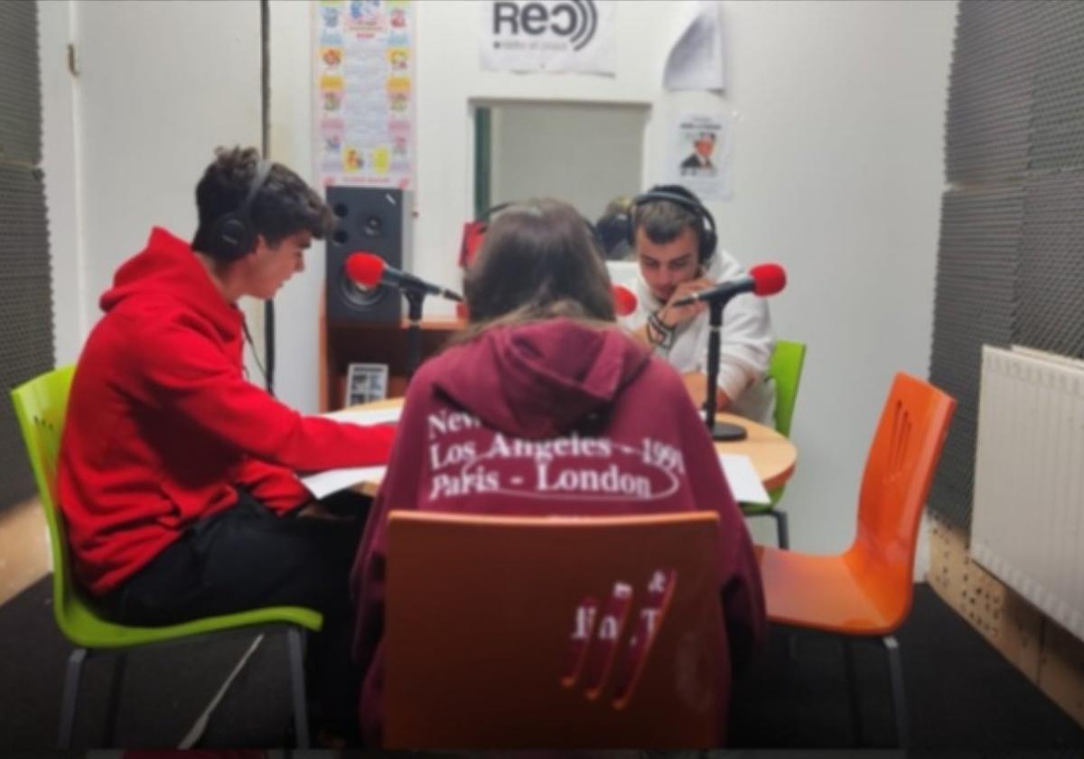 Alumnos realizando el podcast.