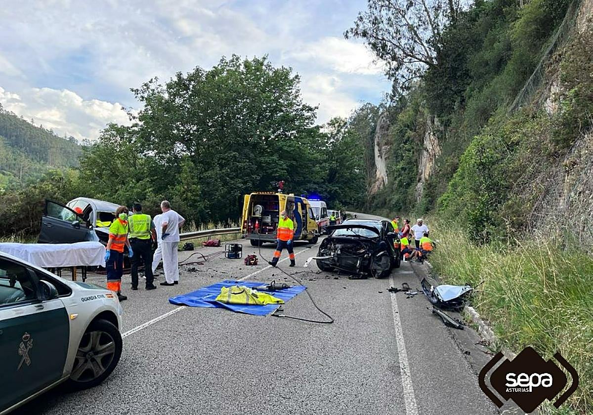 Sanitarios y fuerzas de seguridad en la zona en la que se produjo el accidente.