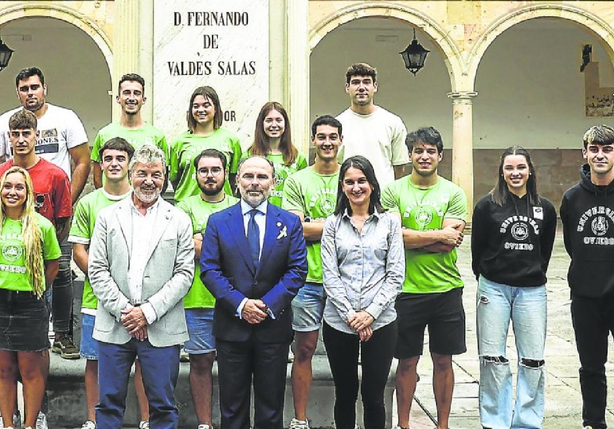 Miguel del Valle, Ignacio Villaverde y Aida Nuño, con los medallistas en los Campeonatos de España Universitarios, en el Edificio Histórico, en Oviedo. pablo lorenzana