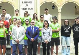 Miguel del Valle, Ignacio Villaverde y Aida Nuño, con los medallistas en los Campeonatos de España Universitarios, en el Edificio Histórico, en Oviedo. pablo lorenzana