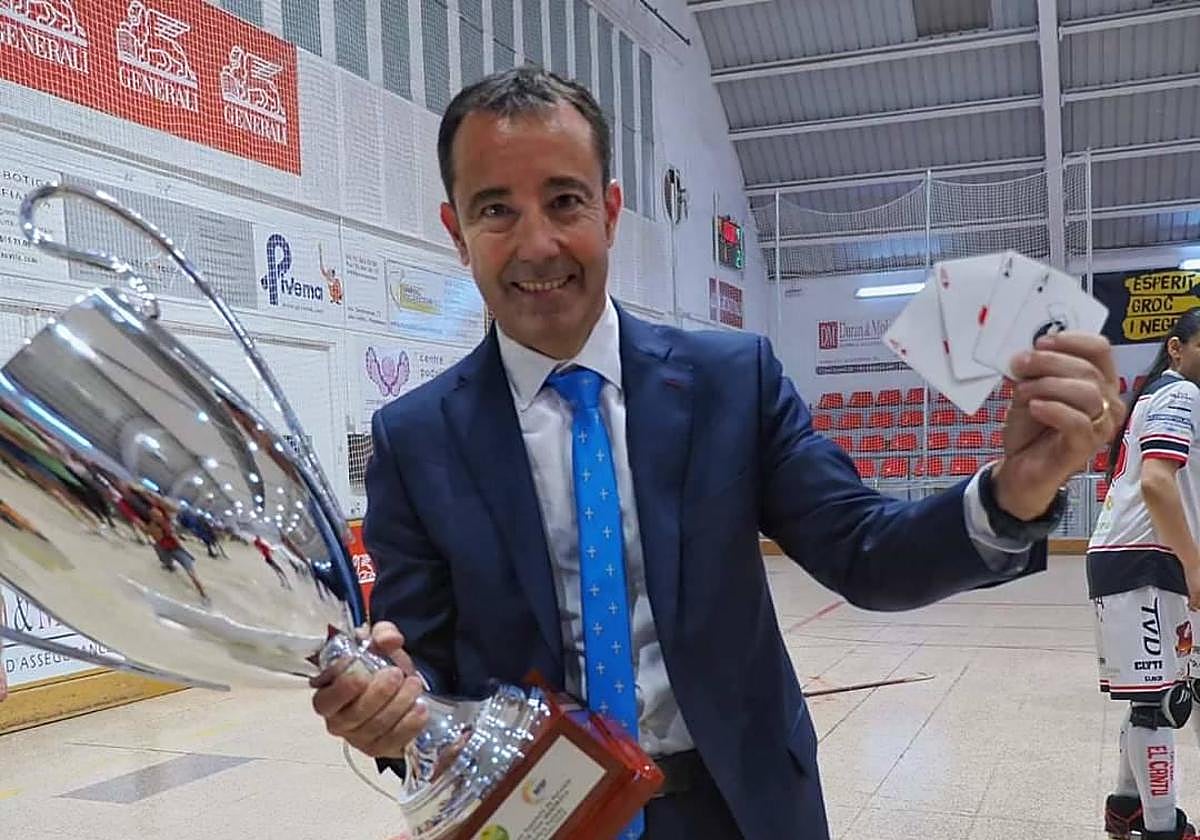 Ramón Peralta, con el trofeo de la OK Liga y los cuatro ases que representan los cuatro títulos logrados esta temporada.