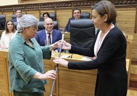 Carmen Moriyón, con el bastón de mando.