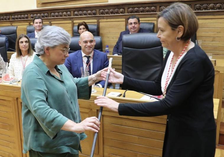 Carmen Moriyón, con el bastón de mando.