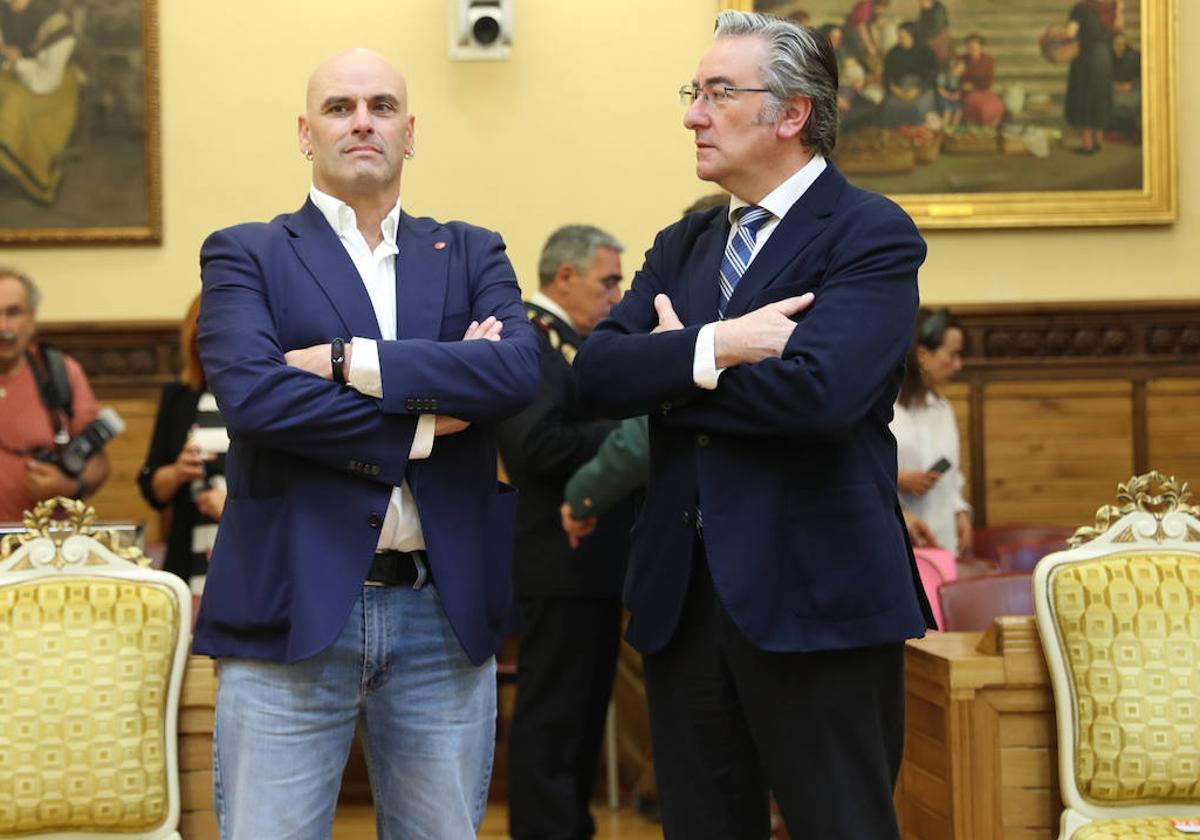 Monchu García, del PSOE, y Pablo González, del PP, en el Pleno de investidura del Ayuntamiento de Gijón.