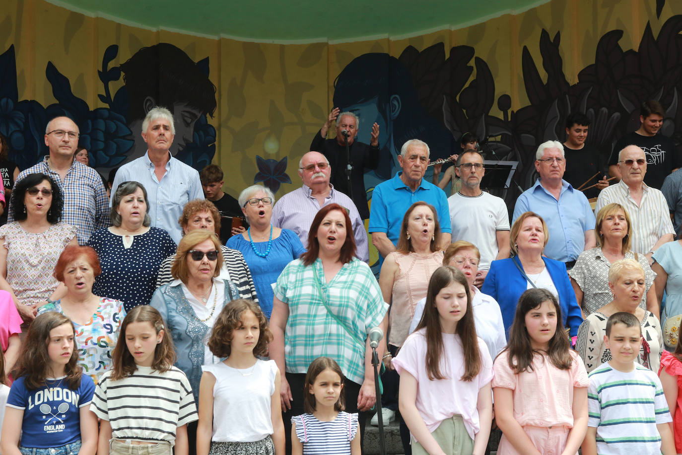 Víctor Manuel canta con los coros de Mieres por San Juan