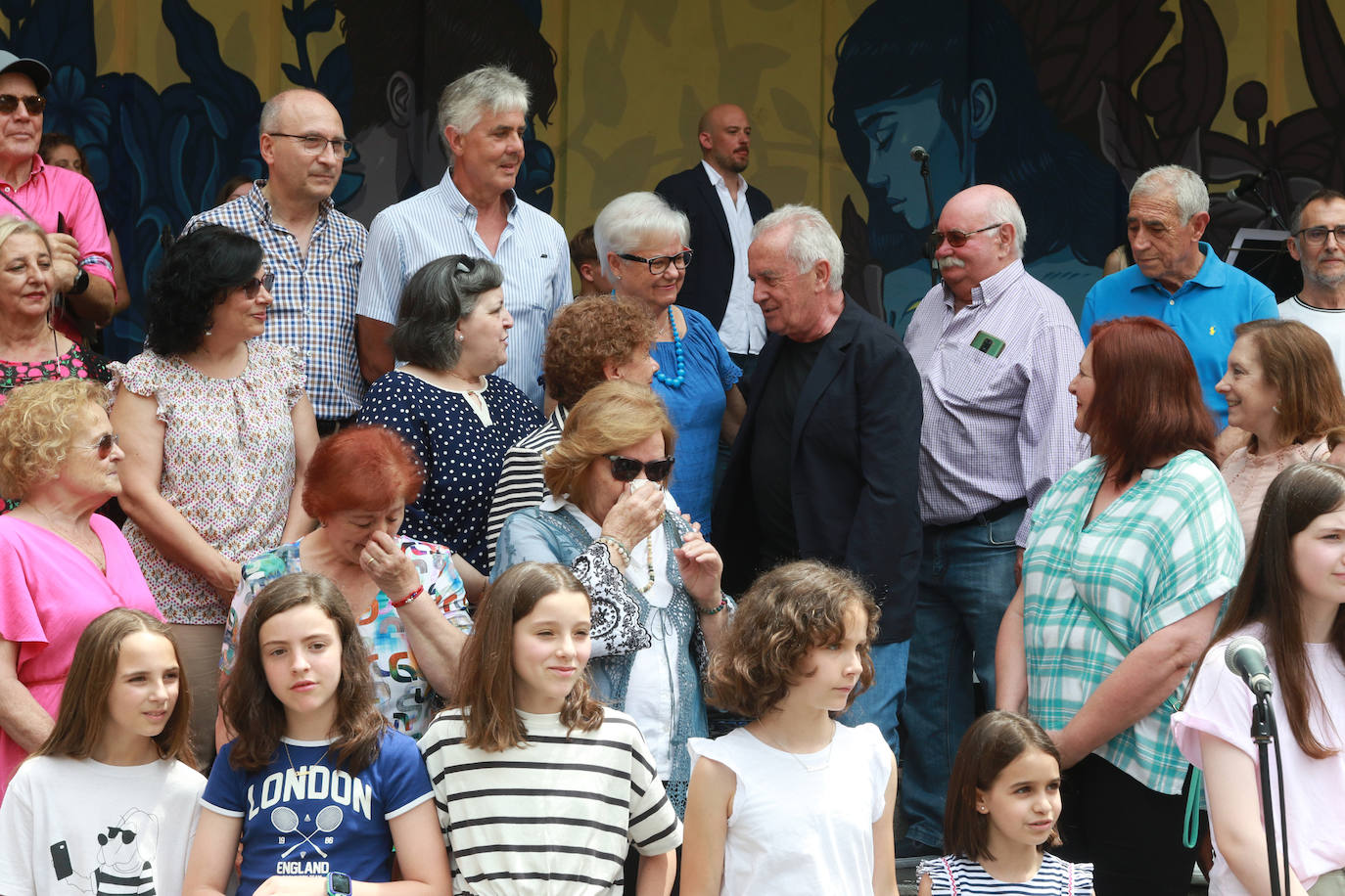 Víctor Manuel canta con los coros de Mieres por San Juan