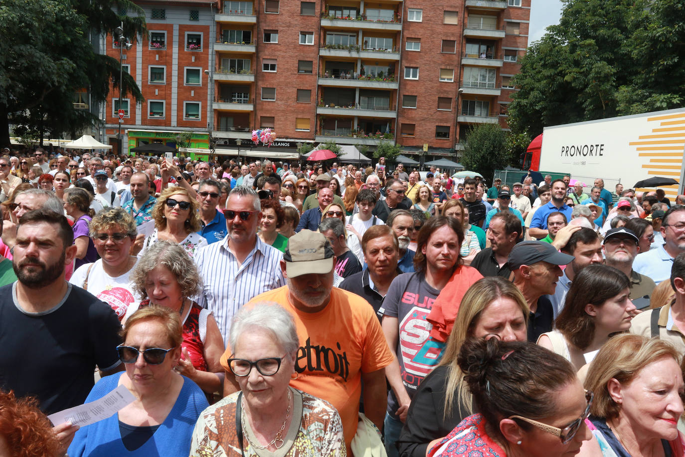 Víctor Manuel canta con los coros de Mieres por San Juan