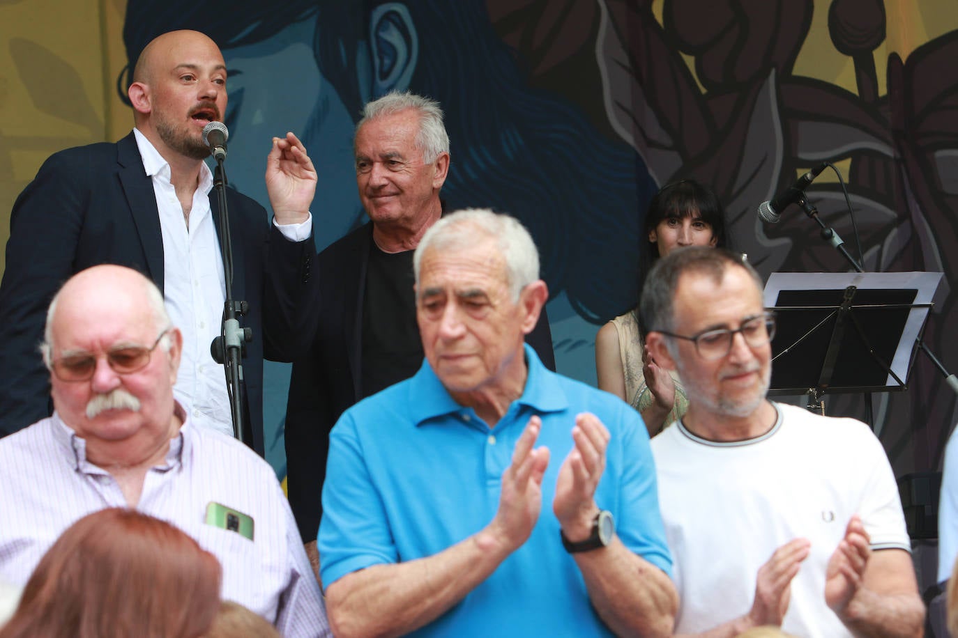 Víctor Manuel canta con los coros de Mieres por San Juan