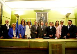 La mayoría absoluta de Alfredo Canteli, en el centro de la imagen, rodeado de los concejales del Partido Popular a la finalización del Pleno de investidura.