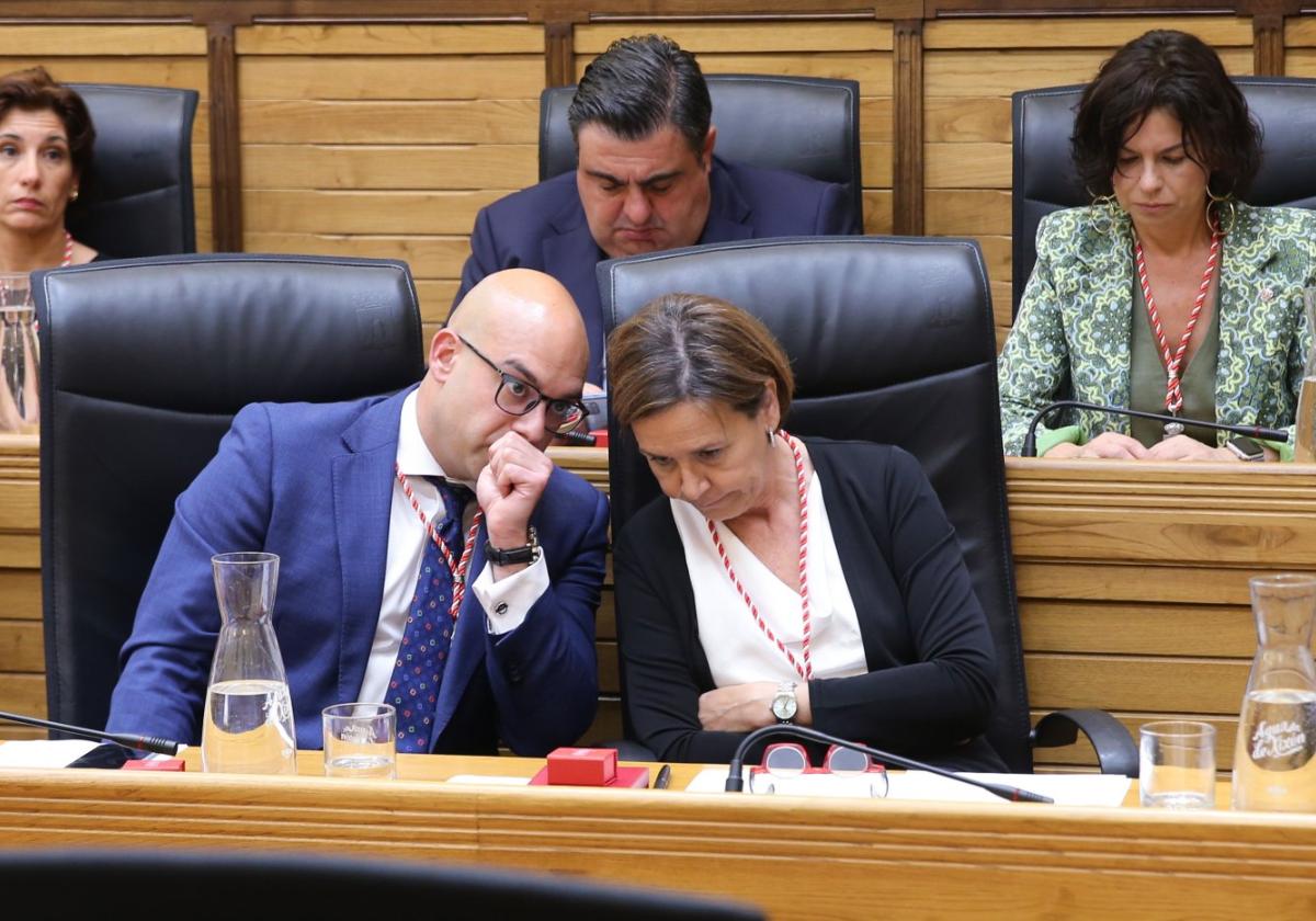 Jesús Martínez Salvador y Carmen Moriyón, ayer, durante el pleno de investidura.