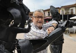 Juan José Domínguez, apoyado en el monumento al Carmín de la Pola.