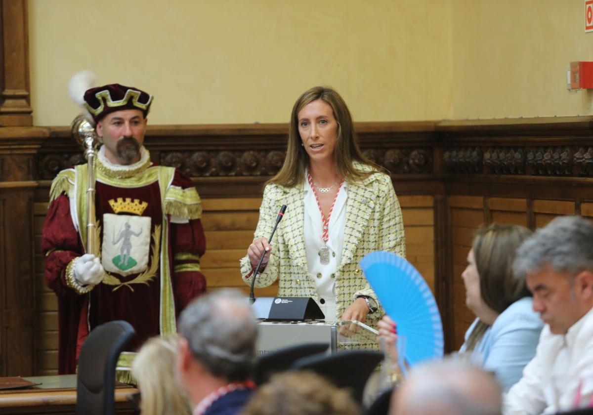 Ángela Pumariega, ayer, durante su intervención en el pleno de constitución.