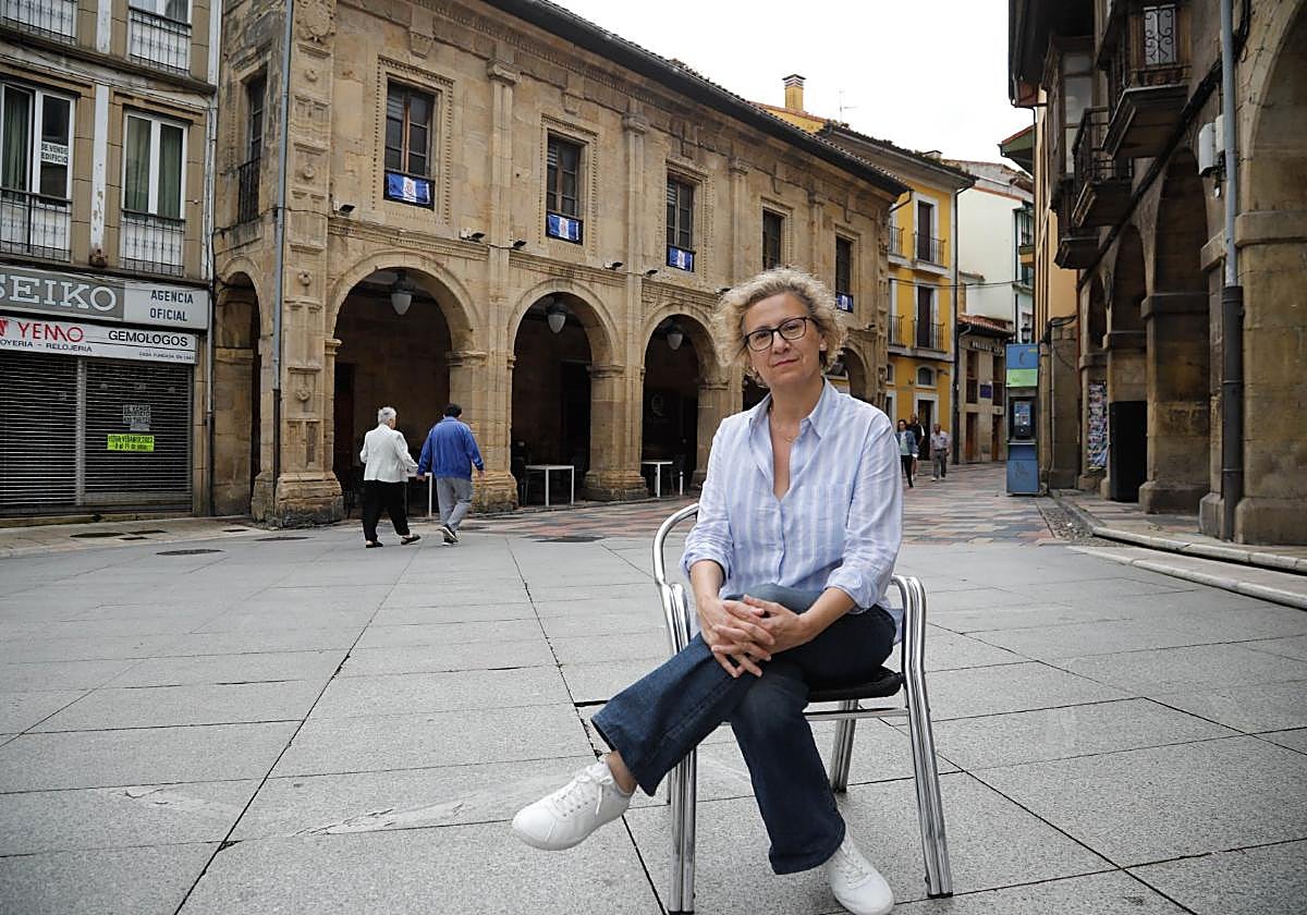 Paula Ponga, en su última visita a Avilés, de espaldas a lo que fue el cine Marta y María.