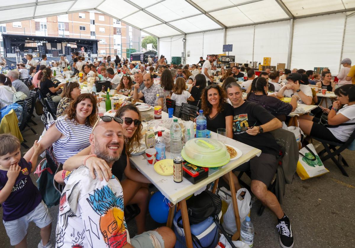 Las mesas instaladas bajo la carpa se llenaron de grupos de familiares y amigos.