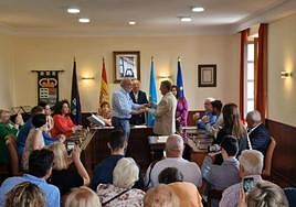 Jaime Corrales entregó el bastón a su sucesor, Jaime Pérez Lorente.