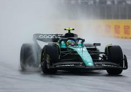 El Aston Martin de Alonso levanta un nube de agua cuando la lluvia más caía sobre el circuito.