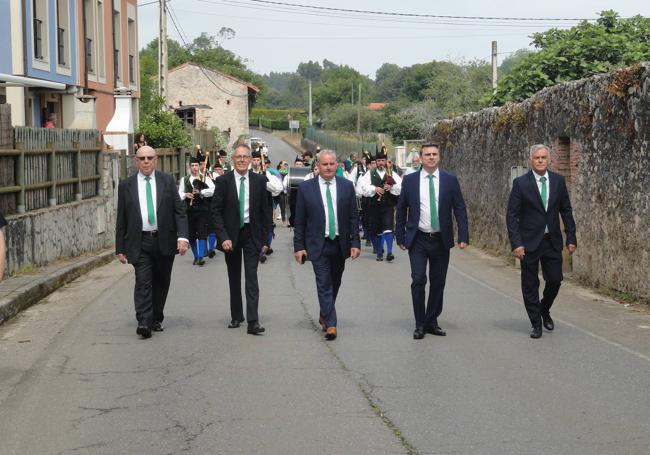 A mediodía, la banda de gaitas Conceyu de Xixón ofreció un pasacalle.