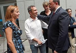 Delia Campomanes, Ovidio Zapico y Xabel Vegas, junto a Adrián Barbón.