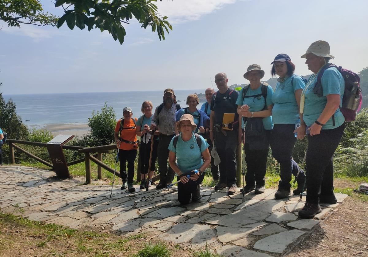 Un grupo de senderistas hace un parón durante la Travesía Costa Naviega.