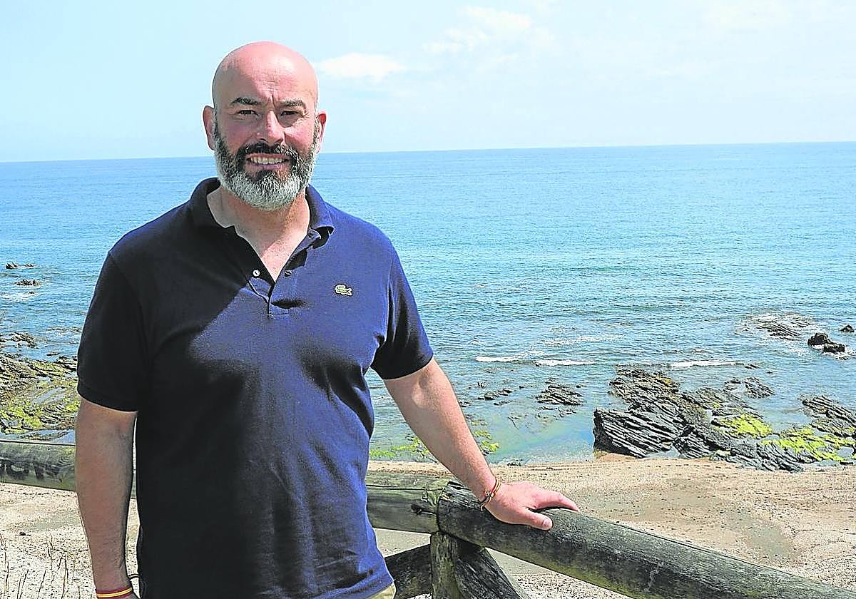 El popular Paulo García, nuevo alcalde de Ribadesella, ayer en la playa de La Atalaya.