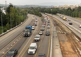 Tráfico lento este lunes por la mañana por las obras del tercer carril de la 'Y'.