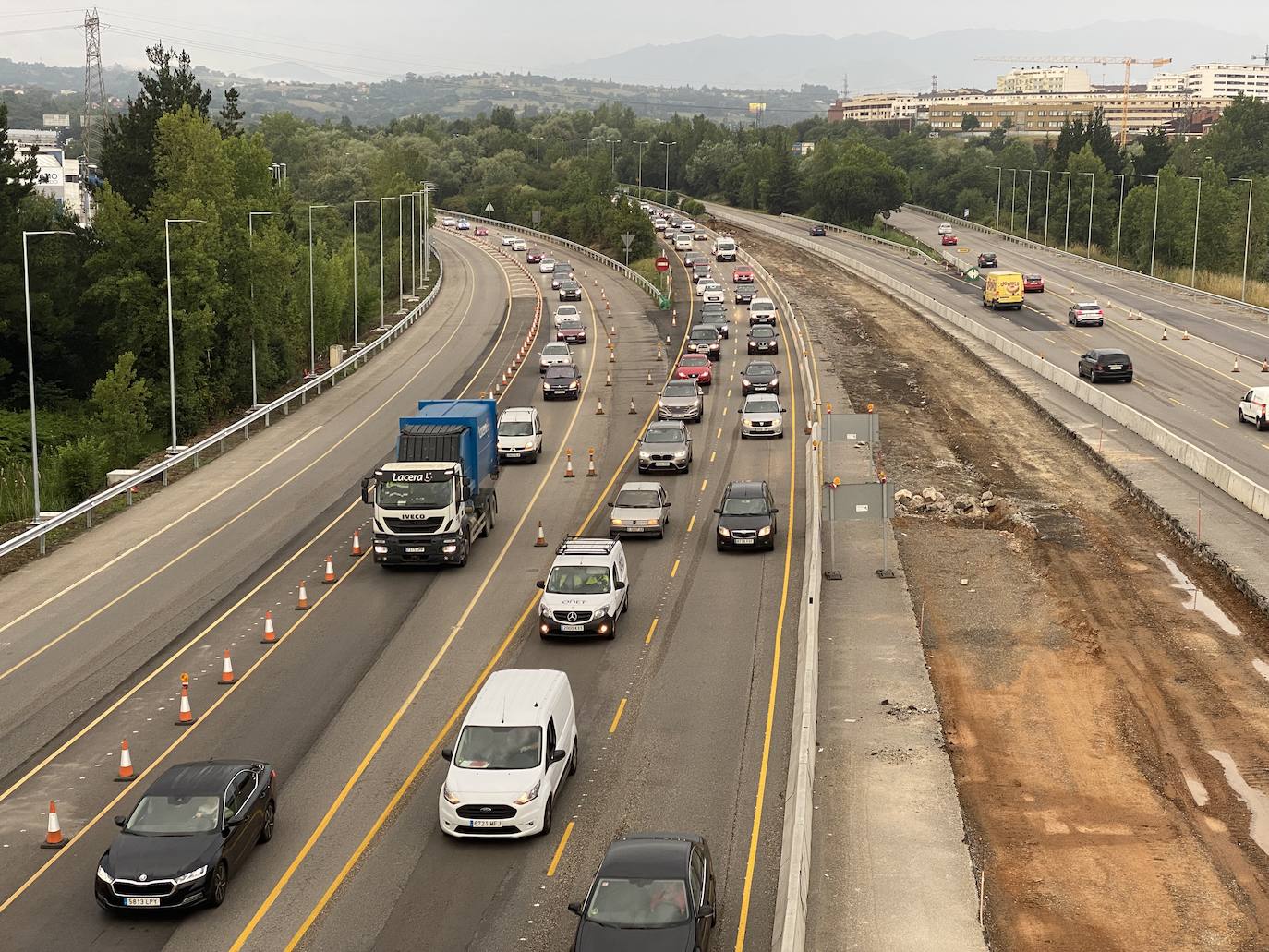 Tráfico lento este lunes por la mañana por las obras del tercer carril de la 'Y'.