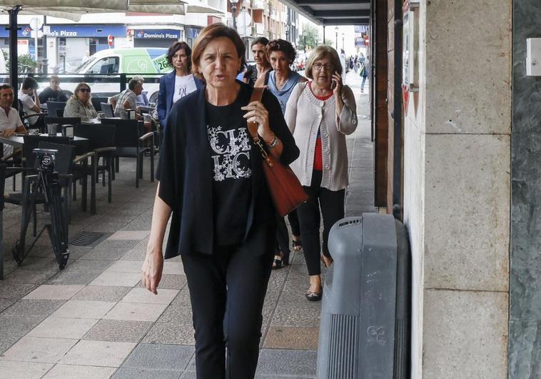 La alcaldesa, a su llegada a la sede de la Oficina de Políticas de Igualdad acompañada por las concejalas Montserrat López, María Mitre y Nuria Bravo, al fondo.