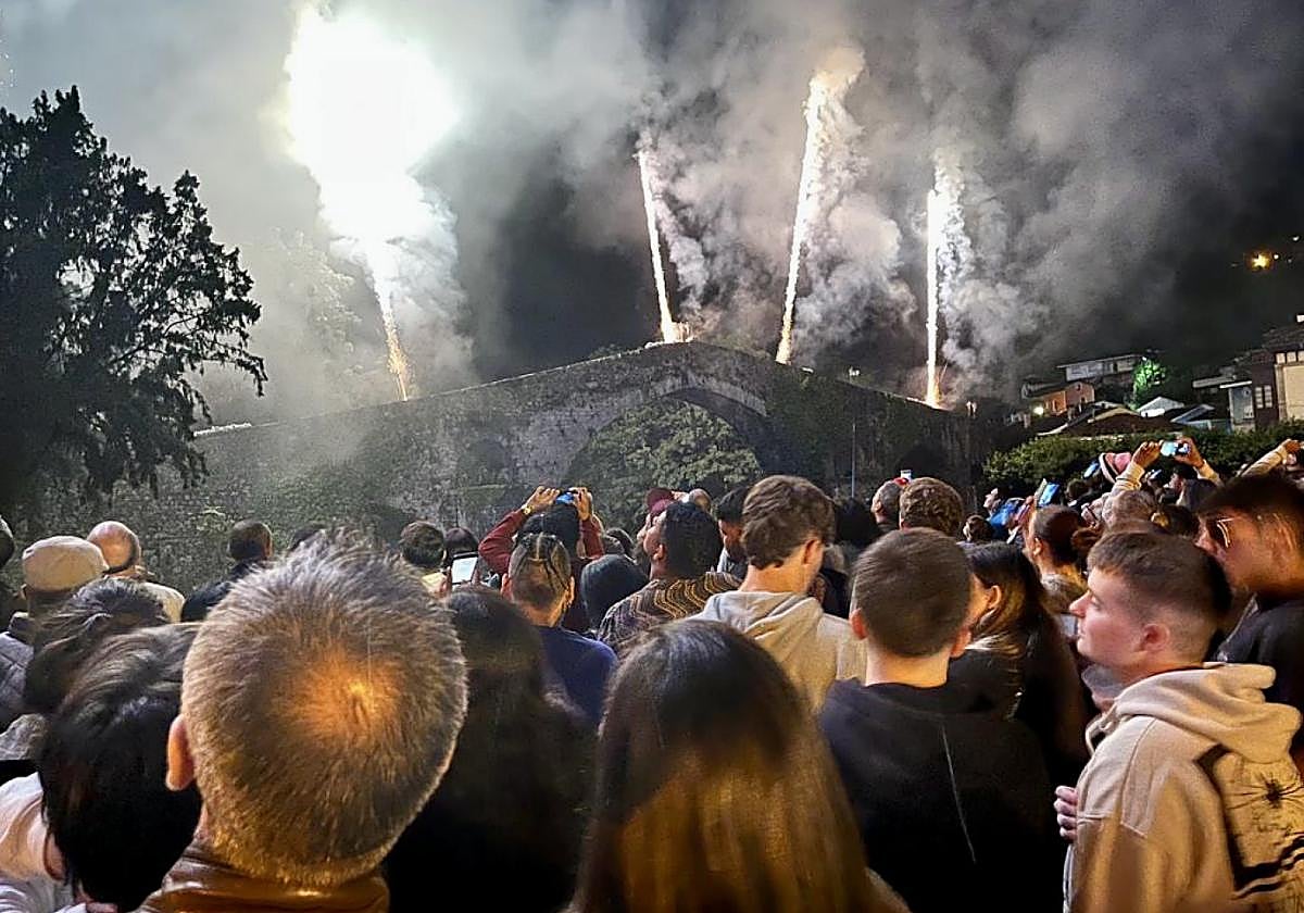 Fuegos artificiales desde el Puente Romano.