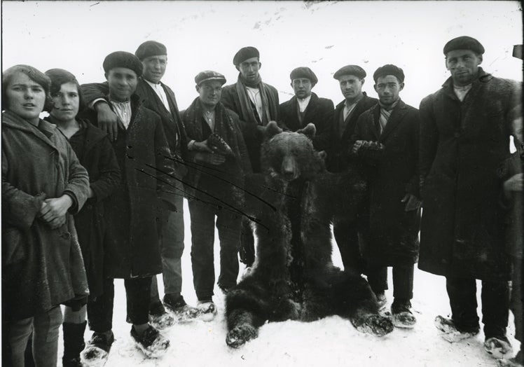 Carlos Flórez Lorenzo. Retrato de grupo con un oso eviscerado, Saliencia (Somiedo), h. 1925.