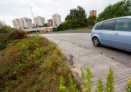 Marcas de rodadas en el puente de la calle Sierra de Sueve, desde donde se precipitó un coche.