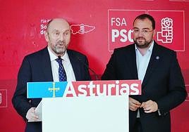Juan Cofiño y Adrián Barbón, durante la comisión ejecutiva de la FSA-PSOE celebrada en Mieres.