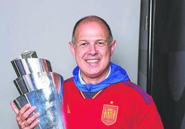 El gijones y exsportinguista Juanjo González, con la copa de campeón de la Nations League.