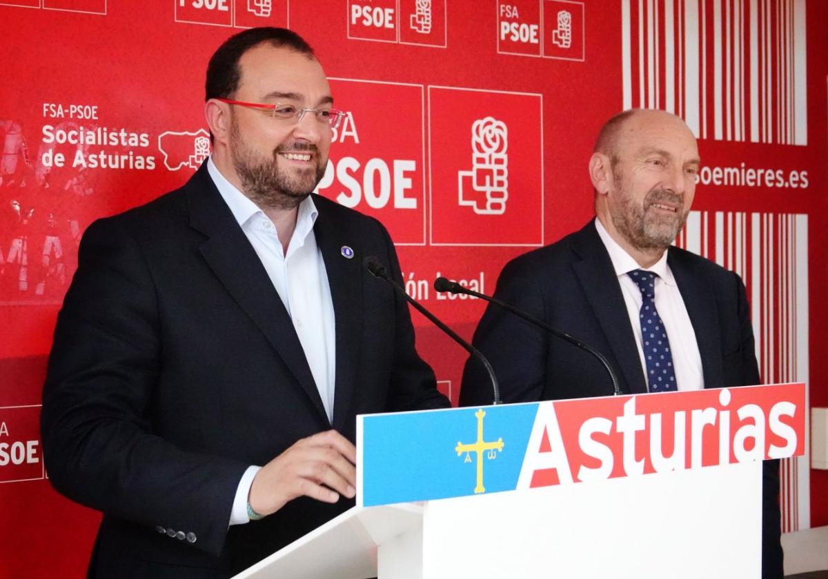 Adrián Barbón y Juan Cofiño, ayer, tras la comisión ejecutiva de la FSA celebrada en Mieres.