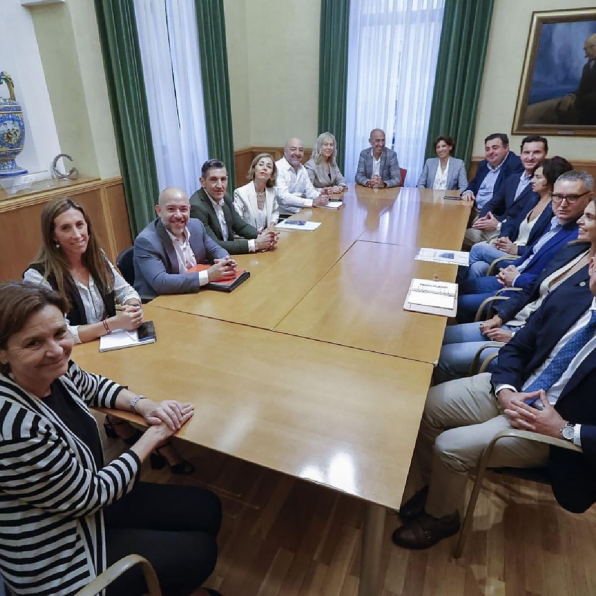El nuevo gobierno muestra su «unidad» y «ganas de ponerse a trabajar por Gijón»