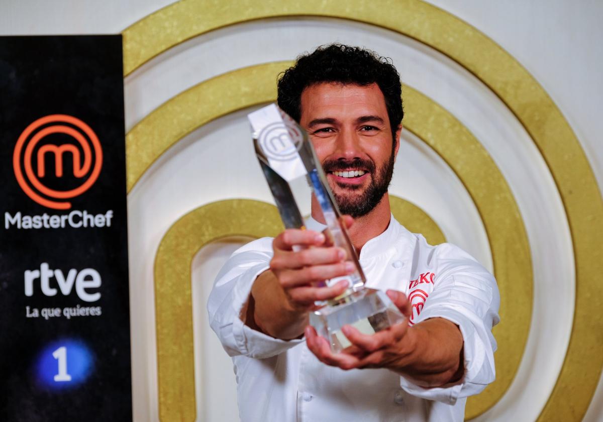 El exjugador del Real Oviedo Eneko Fernández, con el trofeo.