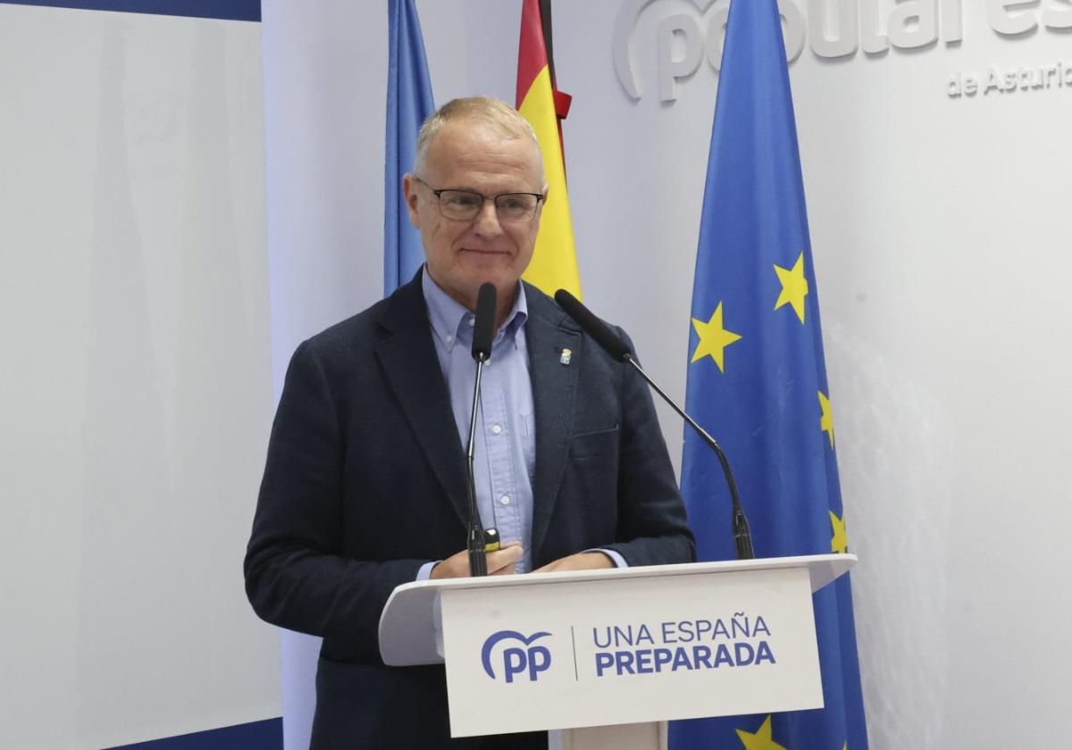 Diego Canga, ayer, en la sede del PP regional.