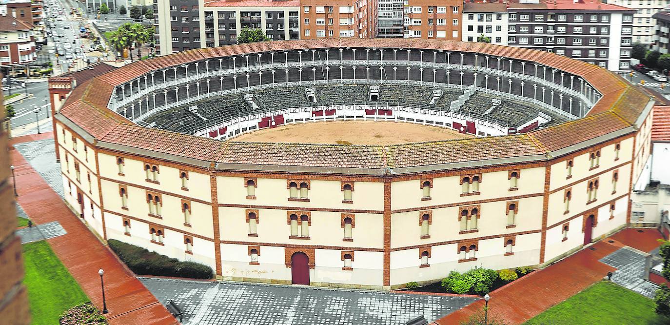 Imagen tomada ayer de la plaza de toros, cerrada al público desde hace dos años.