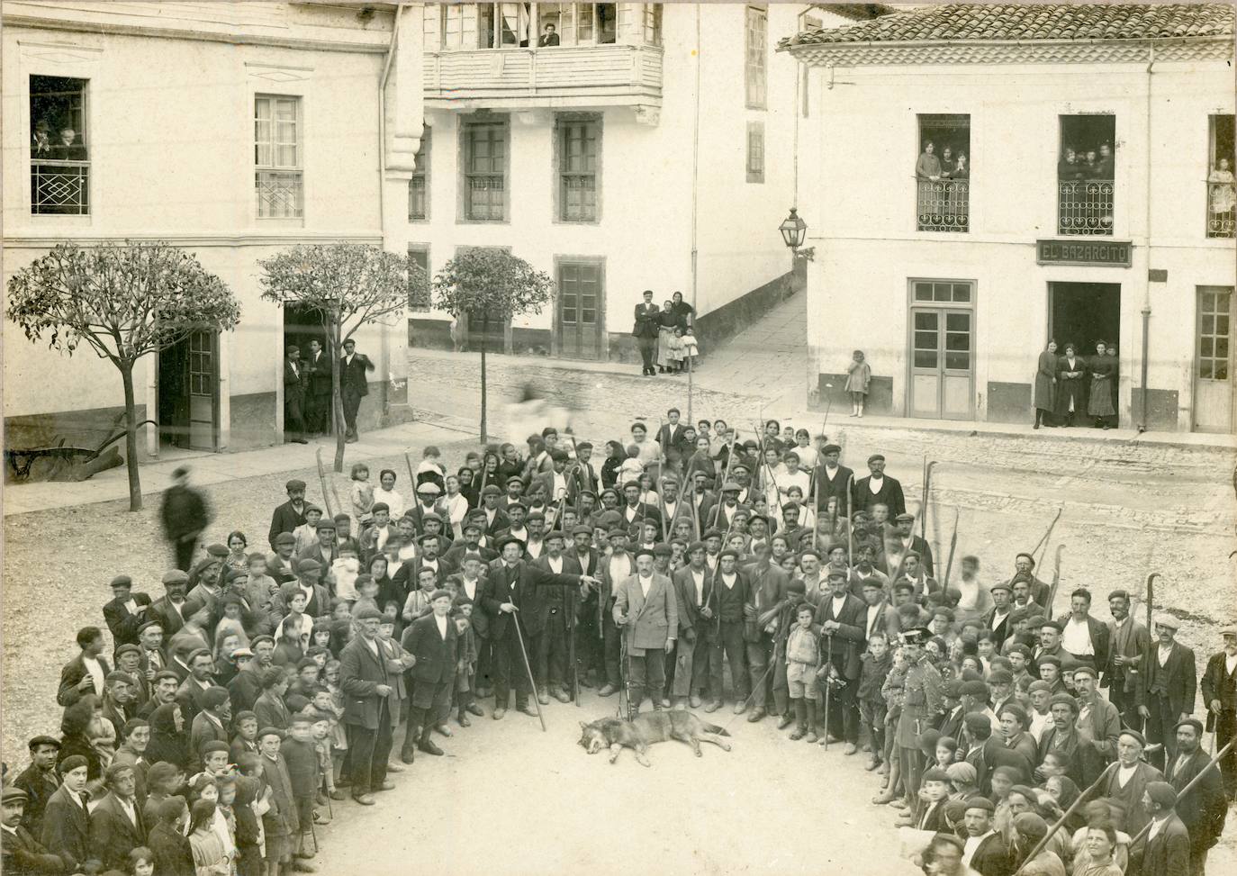 Anónimo. Cazador, alcalde y vecinos retratados junto a un lobo muerto en la plaza de Vigón, Colunga, h. 1910