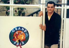 Ramón García, con el logo del programa en 1998.