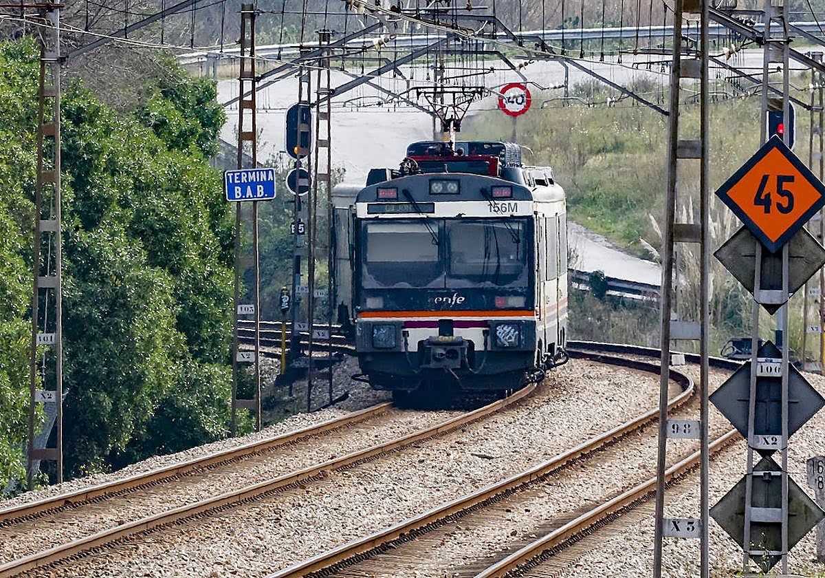 Un tren de cercanías de Renfe en la estación provisional de ferrocarril de Gijón.