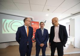 Santiago Álvarez, Abel Fernández y Mariano Espín, en la sede del Colegio de Economistas de Asturias.