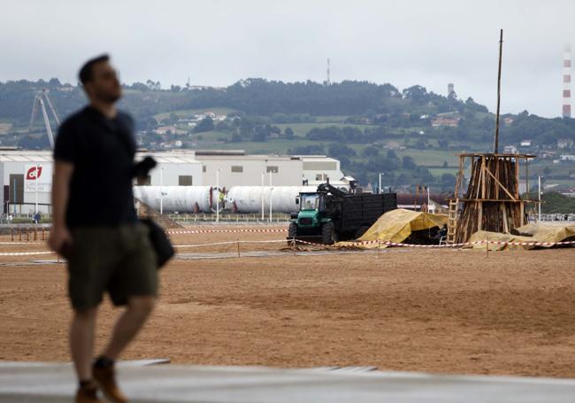 Los preparativos para la noche de San Xuan, que se celebrará mañana viernes, ya han comenzado. Ayer se podía ver cómo la base de la hoguera conformada por ramas que se encenderán a la medianoche estaba ya colocada en la arena de la playa. Gijón ya está lista para una madrugada en la que se esperan cielos despejados.