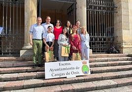 Los premiados, con el alcalde, ante el Ayuntamiento de Cangas de Onís.