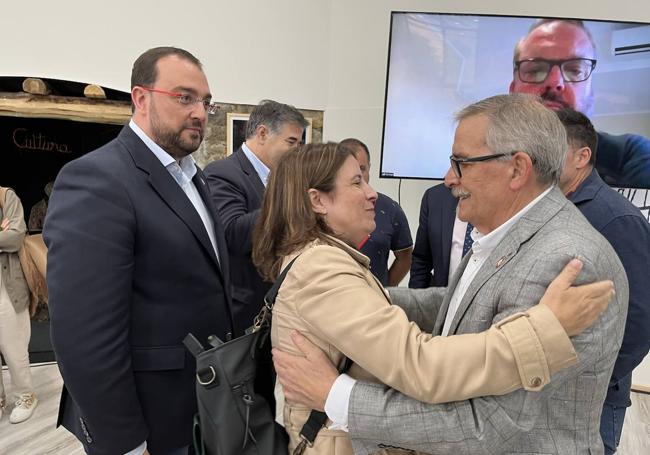 Adriana Lastra (PSOE) abraza al alcalde de Mieres, Aníbal Vázquez (IU), en un pasado acto del martes.