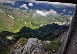 Vistas hacia abajo desde la cumbre de peña Mea