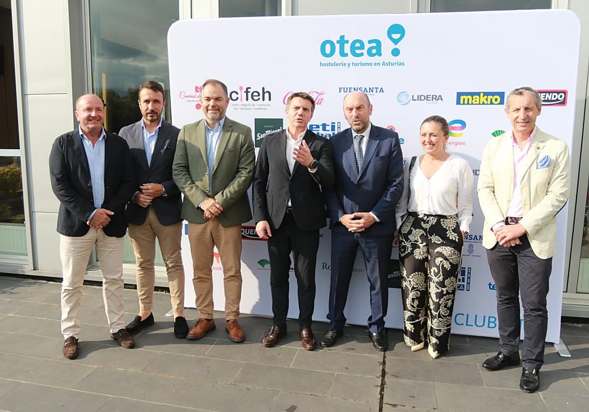 De izquierda a derecha, Javier Martínez, Daniel González, Carlos Paniceres, José Luis Álvarez Almeida, Juan Cofiño, María Calvo y Pedro López Ferrer, ayer, en la clausura de la asamblea que Otea celebró en la Escuela de Hostelería y Turismo de Olloniego.