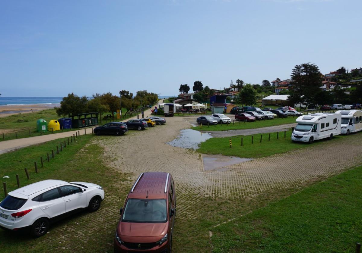 Uno de los aparcamientos de la playa de La Espasa, en el concejo de Caravia, donde se instalarán mecanismos para contar vehículos.