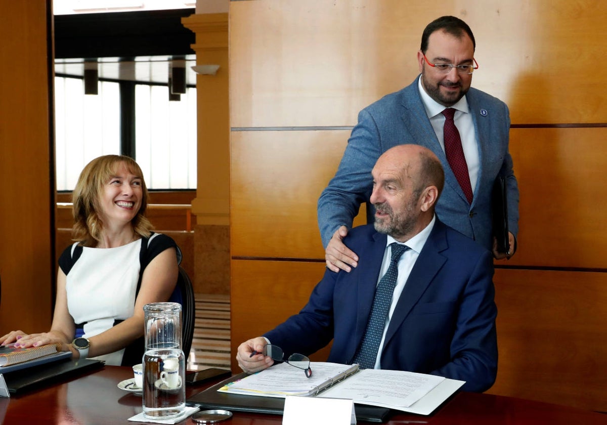 El presidente del Principado, Adrián Barbón, saludo al hasta ahora vicepresidente, Juan Cofiño, en presencia de la titular de Hacienda que ahora asume sus competencias, Ana Cárcaba.